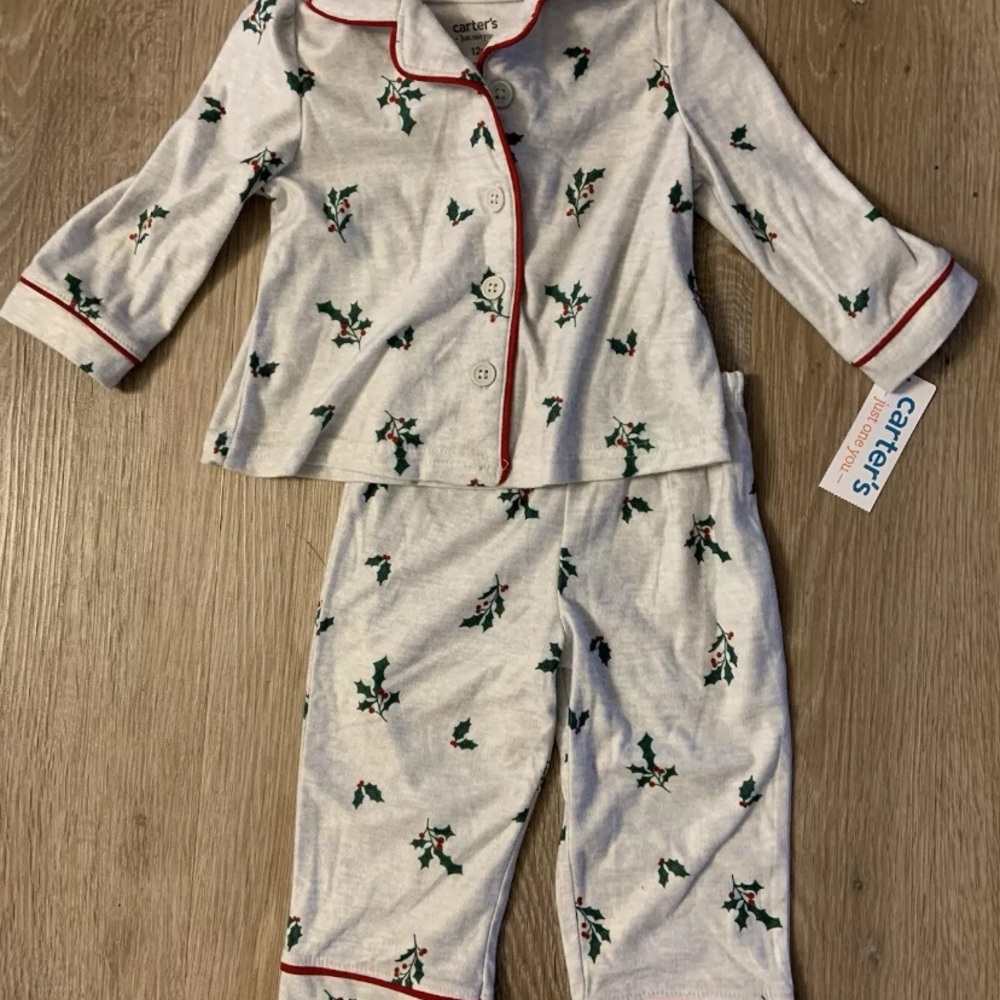 (NWT) Carter’s Girl’s Size 12 Months Light Gray Pajama Set with Mistletoe